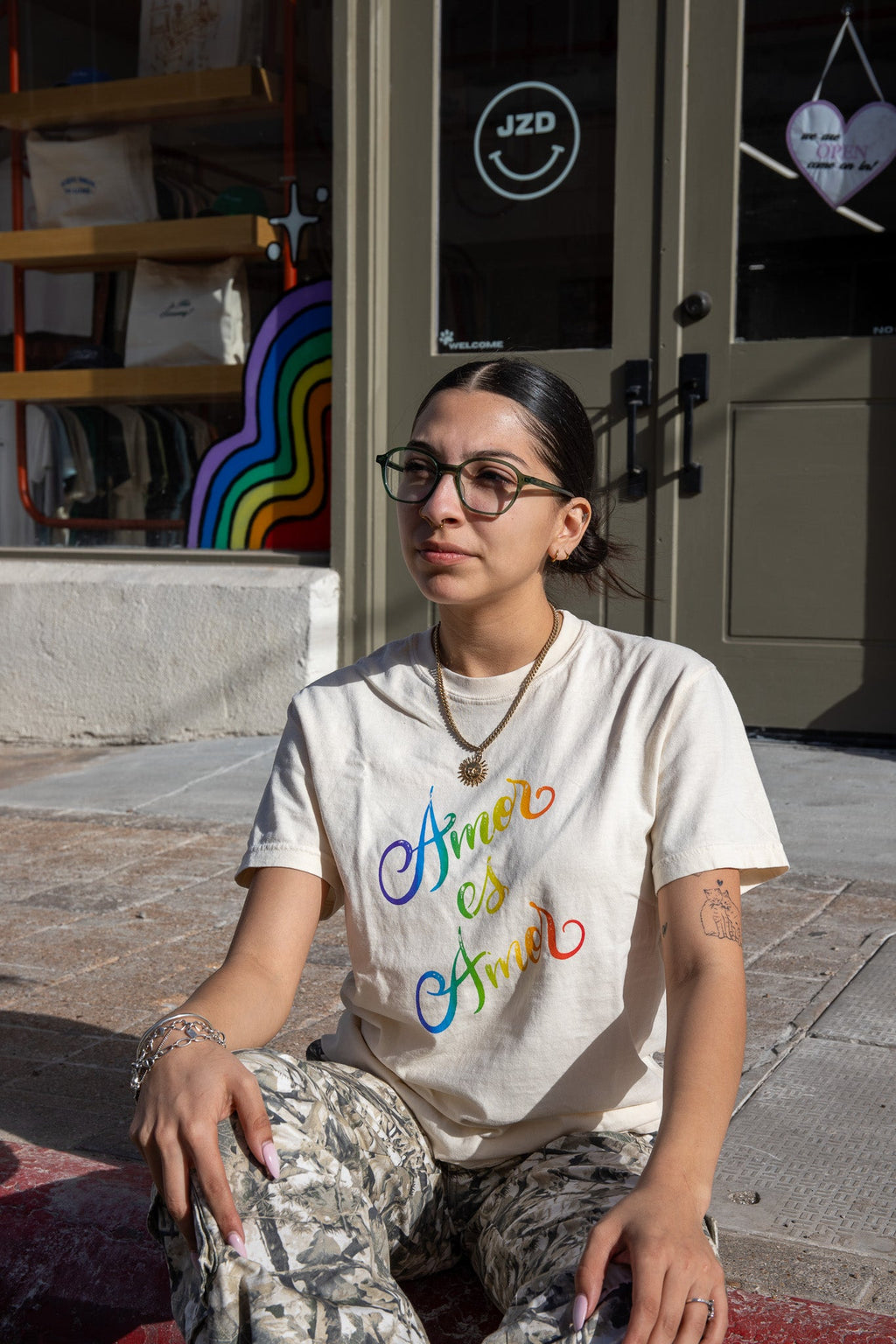 Amor Es Amor Rainbow Tee