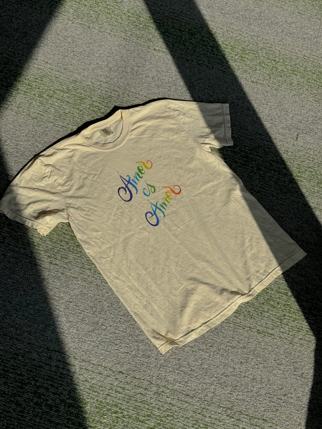 Amor Es Amor Rainbow Tee